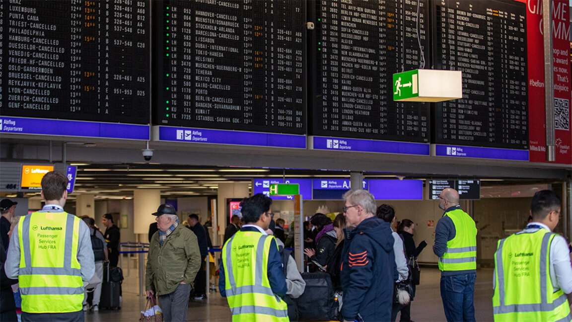 Angajați ai companiei Lufthansa ajută clienții după ce zborurile lor au fost anulate, pe aeroportul din Frankfurt am Main, Germania, 15 februarie 2023.