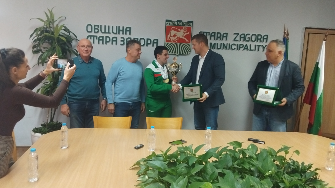 Състезател по силов трибой - с награда от кмета