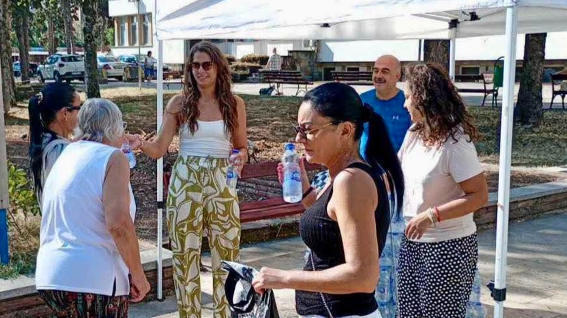 Vratsa Belediyesi sıcak havaya karşı su dağıtıyor