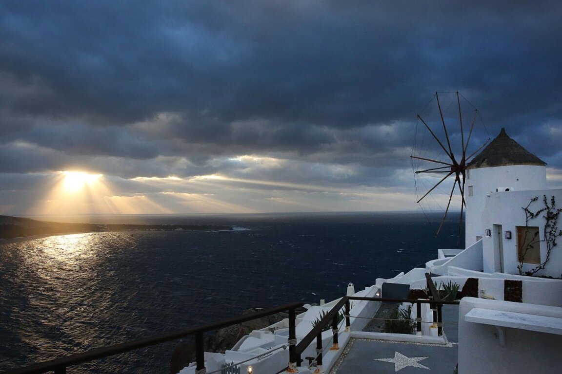 Залезът над морето  и евакуираното село Иа на Санторини, 5 февруари 2025 г.