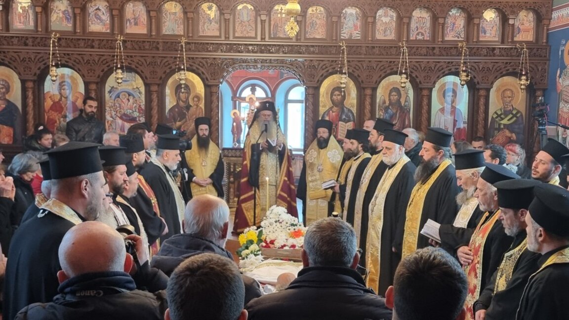 Стотици изпратиха отец Боян Саръев в последния му път