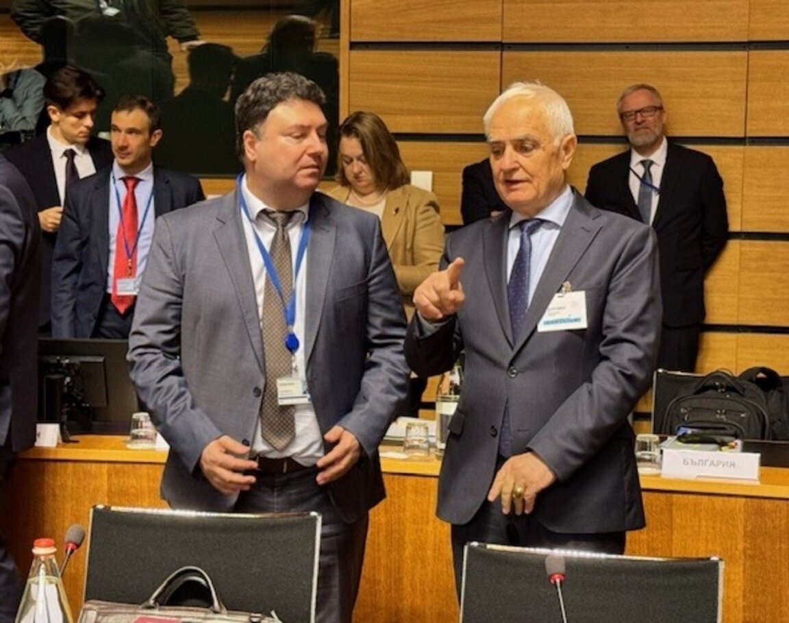 Министърът на отбраната Атанас Запрянов (вдясно) на Съвет „Отбрана“ и „Външна политика“ - Люксембург, 22 април 2024