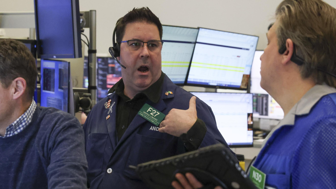 Реакциите на търговци на Нюйоркската фондова борса, докато акциите падат поради продължаващия конфликт в Близкия изток, в Ню Йорк, САЩ, 3 март 2026 г.