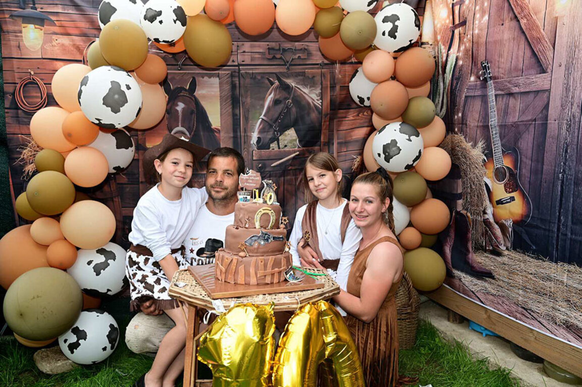 Атанас и Мира Атанасови и двете им дъщери