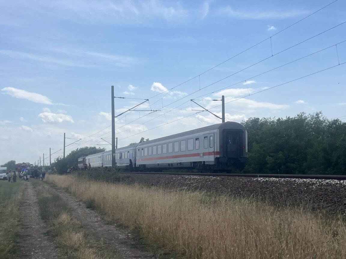 Локомотив на пътническа композиция се запали между Стара Загора и Калояновец
