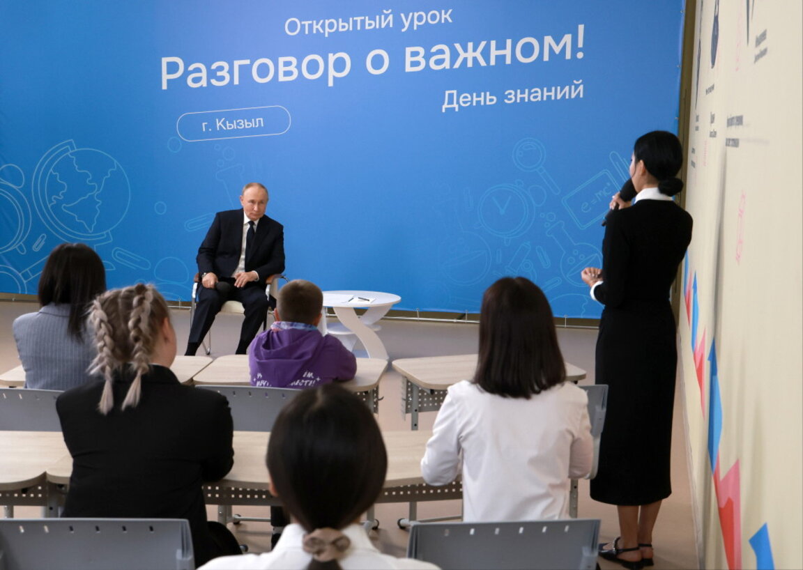 Путин пред ученици в Тува: Руските сили напредват бързо в Източна Украйна