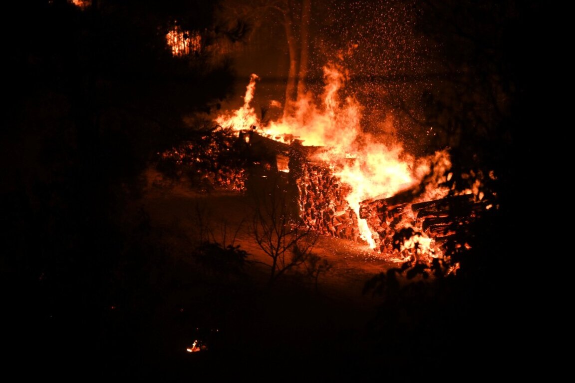 Пожарите в Гърция не стихват, властите у нас следят ситуацията край границата