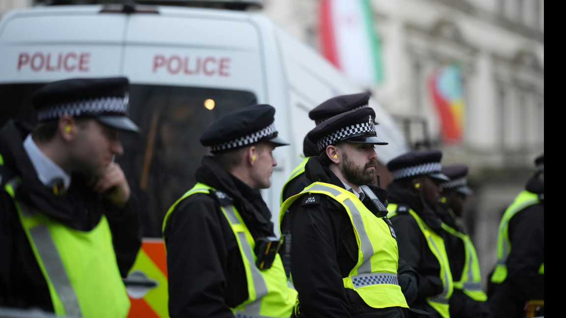 Няколко полицаи пострадаха при сблъсъци пред иранското посолство в Лондон