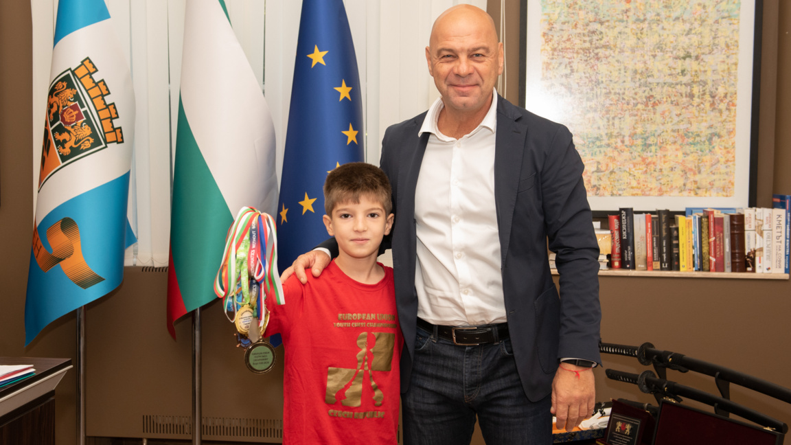 Кметът на Пловдив награди 8 годишния шахматист Калин Коцев