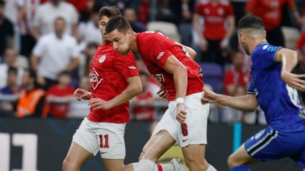 Андриан Краев (в средата) е титуляр за Апоел