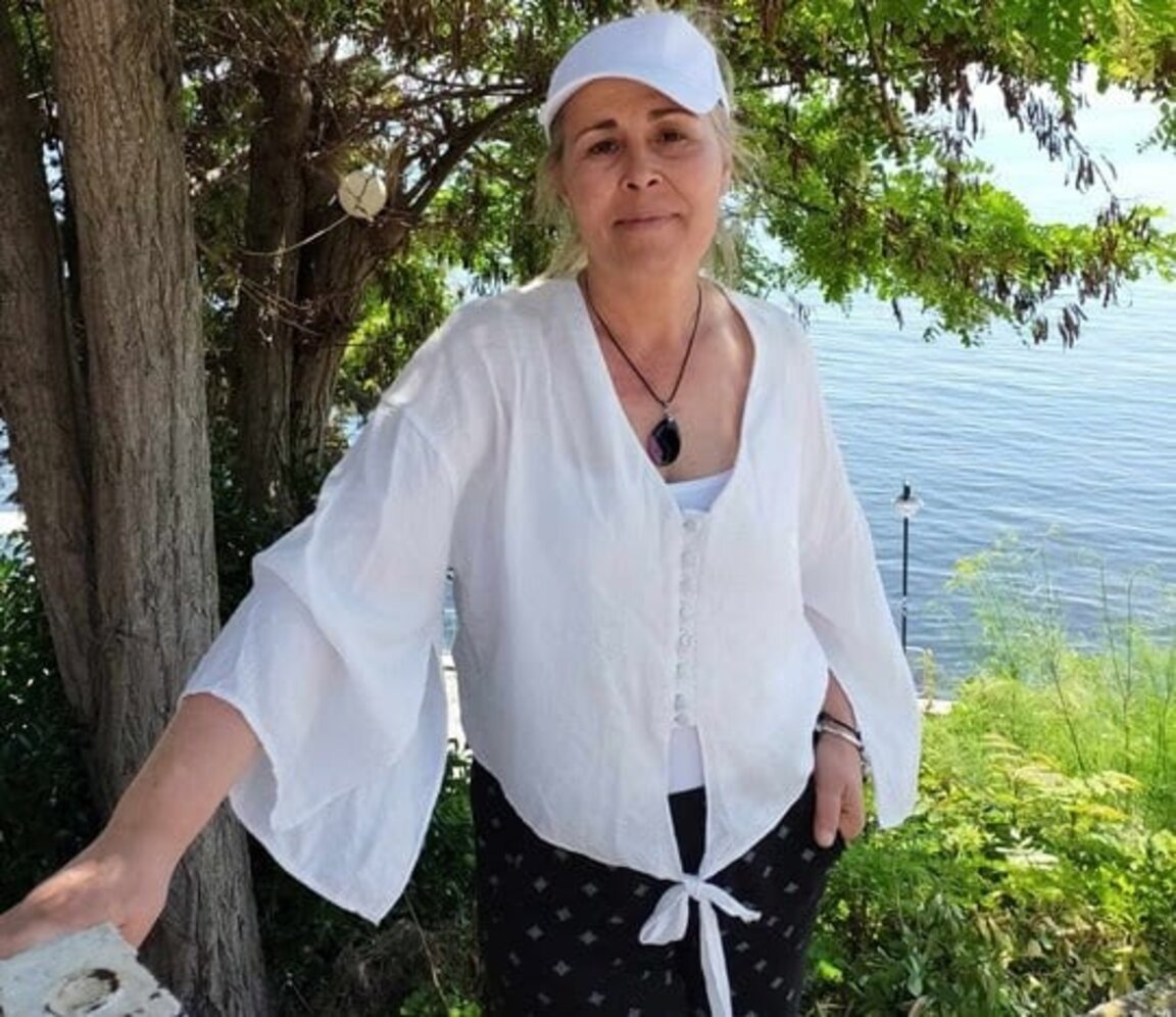 Елена Янева представя стихове от "Светлина в ключалката"