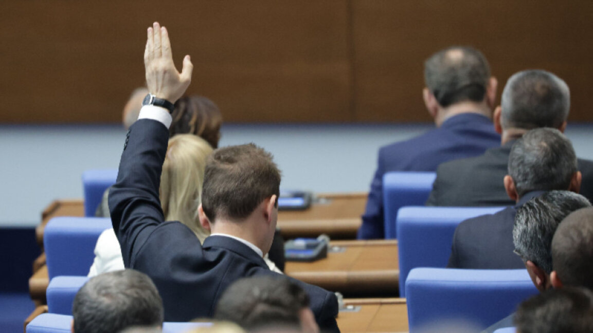 Рая Назарян и Силви Кирилов отново на балотаж за председателския пост в 51-вото НС
