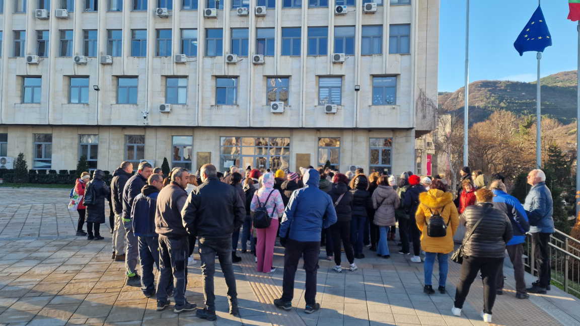 Жители на Асеновград се събраха на протест пред сградата на Общината