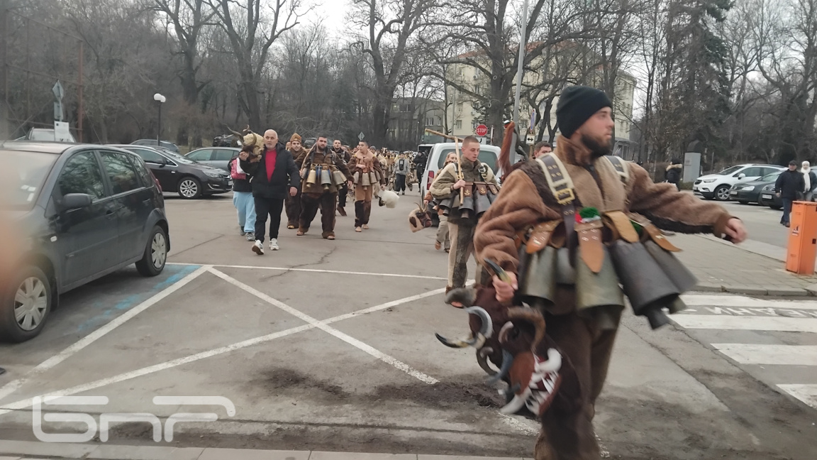 Първи ден на фестивалните дефилета в Перник