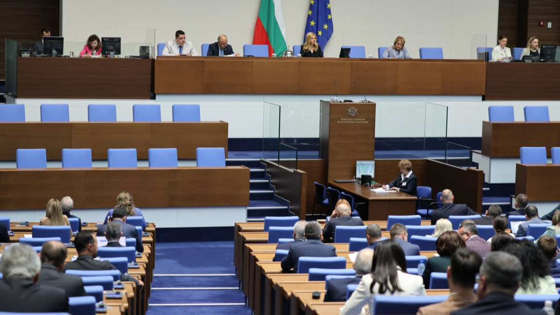 Депутатите замразиха заплатите си