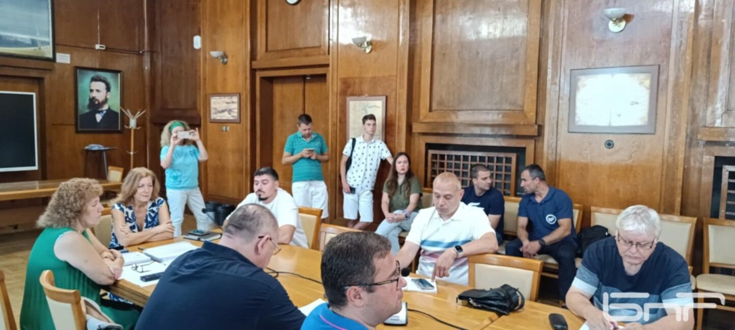Казусът със сечта по ул. „Асен Златаров“ влезе в екокомисията в Общинския съвет
