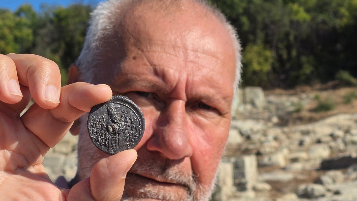 Drejtuesi i gërmimeve arkeologjike në Perperikon, Prof. Nikollaj Ovçarov, prezanton vulën e zbuluar të perandoreshës Irina Komnena