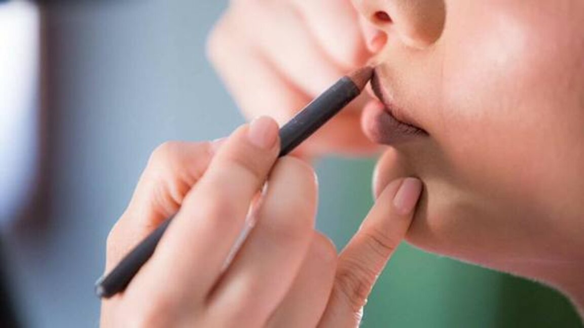 Малко цвят на бузите и устните и подчертани вежди и мигли са подходящ грим за ежедневието