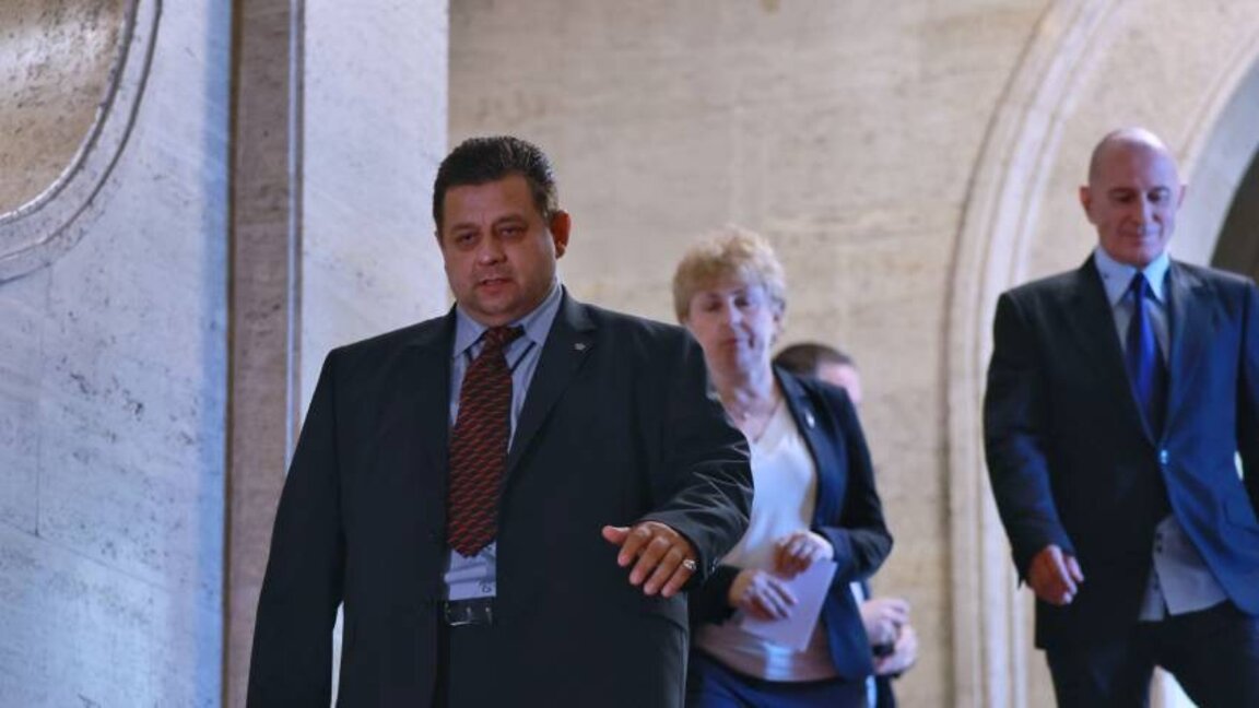 “Veliçie” Parlamento Grubu dağıldı
