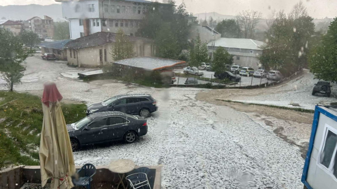 Kirkovo'ya ceviz büyüklüğünde dolu yağdı