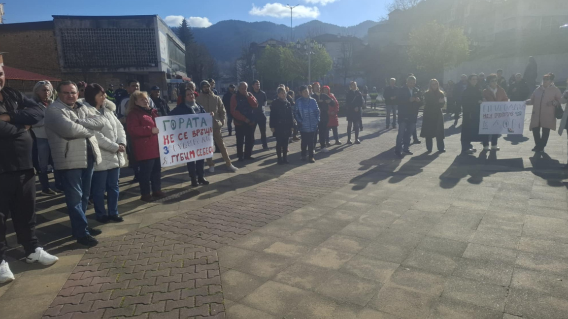 Жители на смолянския квартал "Устово" протестираха срещу фотоволтаичен парк 