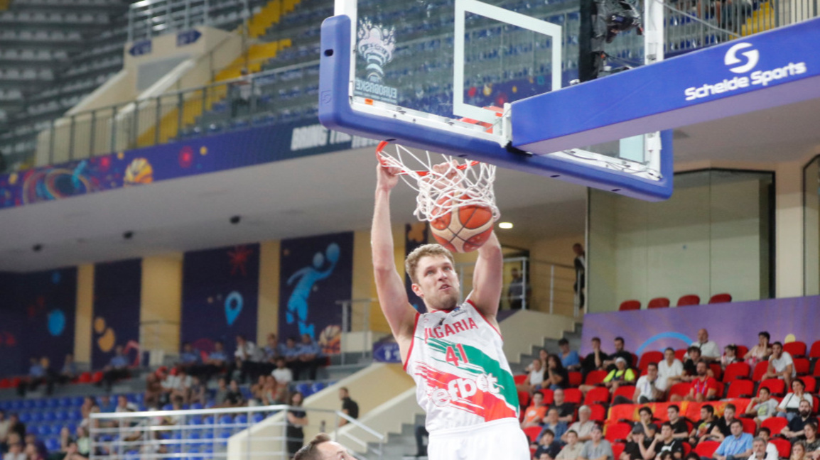 Александър Везенков е в групата от 13 баскетболисти.