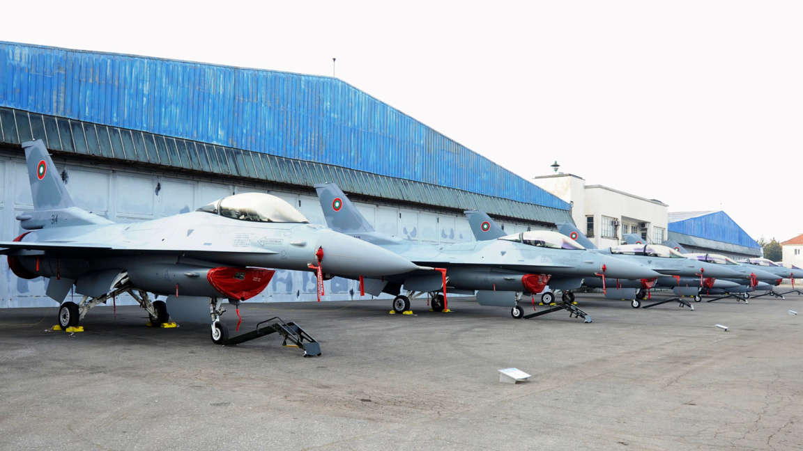 Протести, оставки, проекти и нови F-16 "Ден след ден"