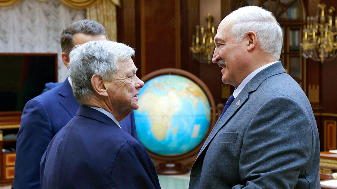 Пратеникът на президента на САЩ Джон Коул (вляво) се среща с беларуския президент Александър Лукашенко в Минск, Беларус