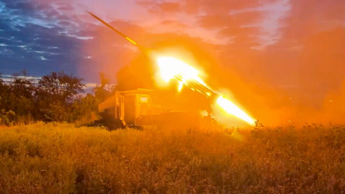 Руска самоходна 122-милиметрова ракетна установка БМ-21 `Град` стреля в близост до бойната линия край Соледар, Донецка област, Украйна, 13 август 2024 г.