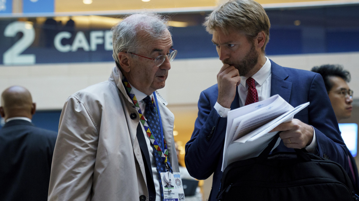 Управителят на "Банк дьо Франс" Франсоа Вилроа дьо Гало (вляво)