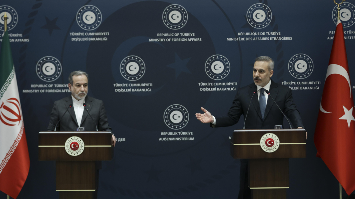 Турският външен министър Хакан Фидан (вдясно) и иранският външен министър Абас Арагчи (вляво) на пресконференцията след срещата им в Истанбул, архив, 30 януари 2026 г.