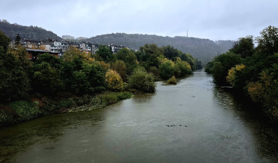 Изглед към река Янтра в района на великотърновския кв. "Чолаковци".