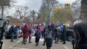 Работещи в детското здравеопазване протестираха пред Столичната община