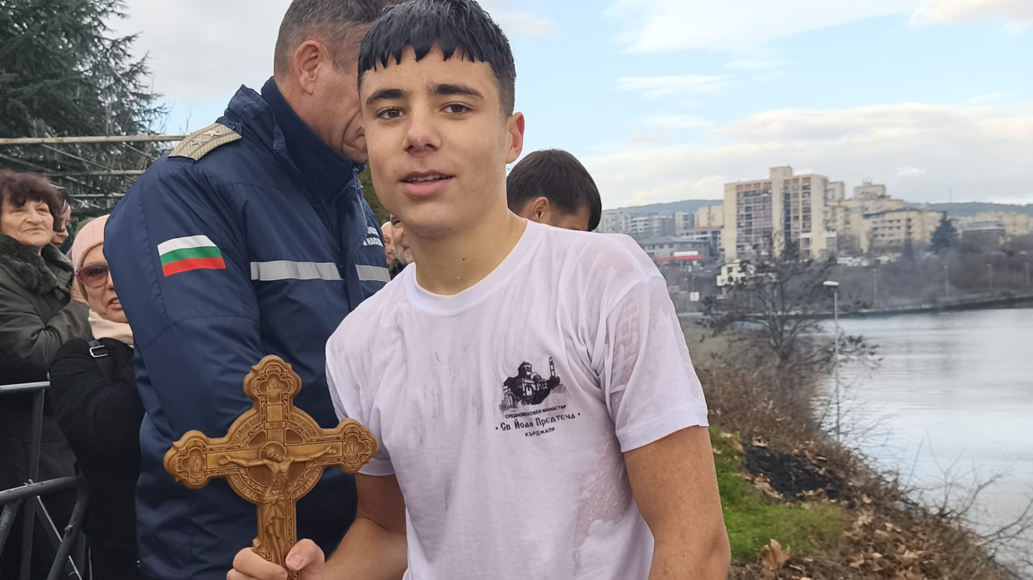 Димитър Николов на 14 години спаси Богоявленския кръст в река Арда