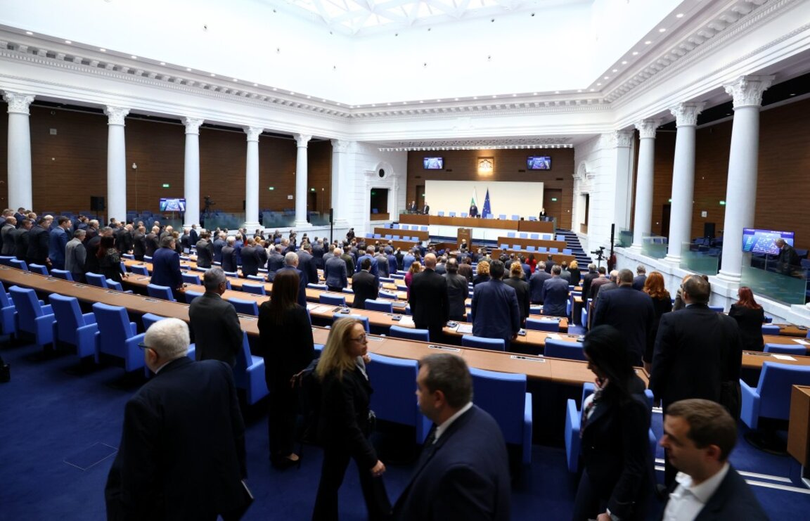 Para zgjedhjeve, parlamenti krijoi tre komisione të përkohshme hetimore