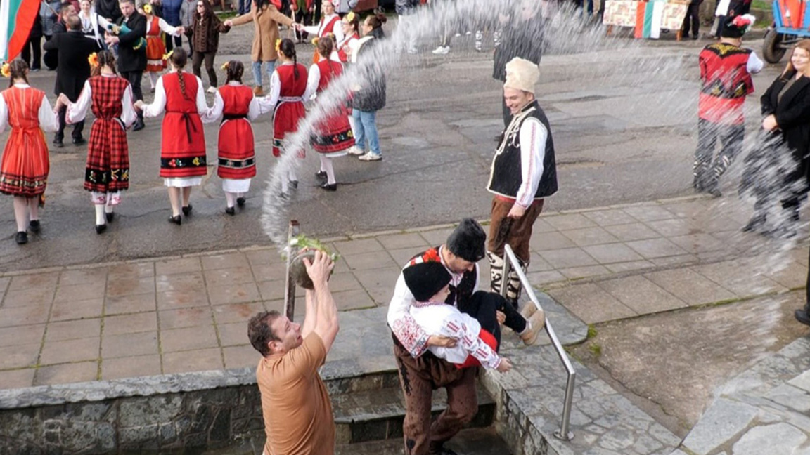Bain glacé à l’eau de source lors de la coutume "kapanak" à Karlovo