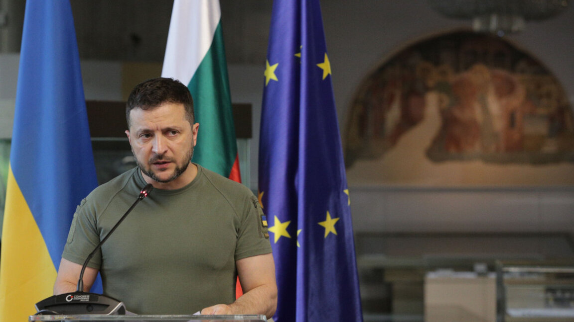 Volodymyr Zelensky a remercié le parlement bulgare pour l'aide militaire à son pays...