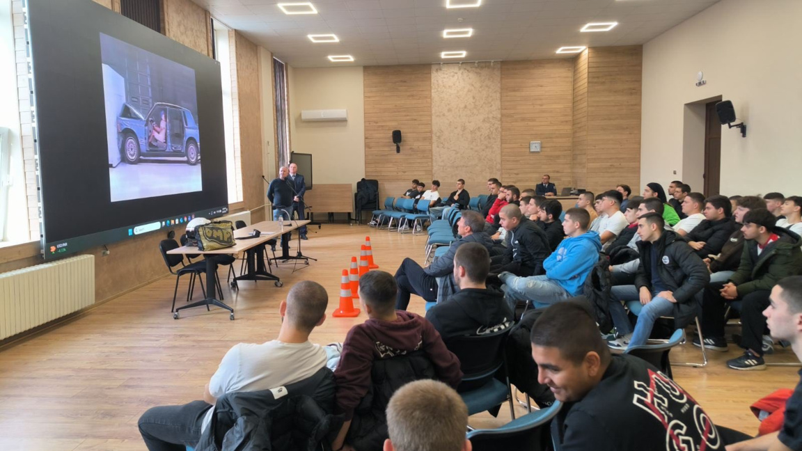 Ученици от ПГМЕЕ се включиха в обучението "Първи стъпки зад волана" в Бургас