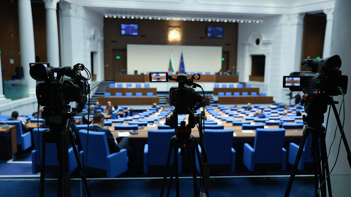 Три оппозиционные силы требуют срочного повышения оплаты молодых врачей и специалистов