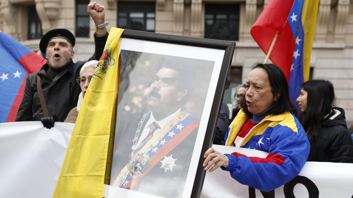 Хора участват в протест, организиран от баската асоциация „Hegoak“ срещу операцията на американските сили във Венецуела