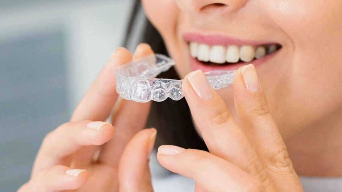 Invisalign за възрастни – възможно ли е да изправим зъбите без брекети?