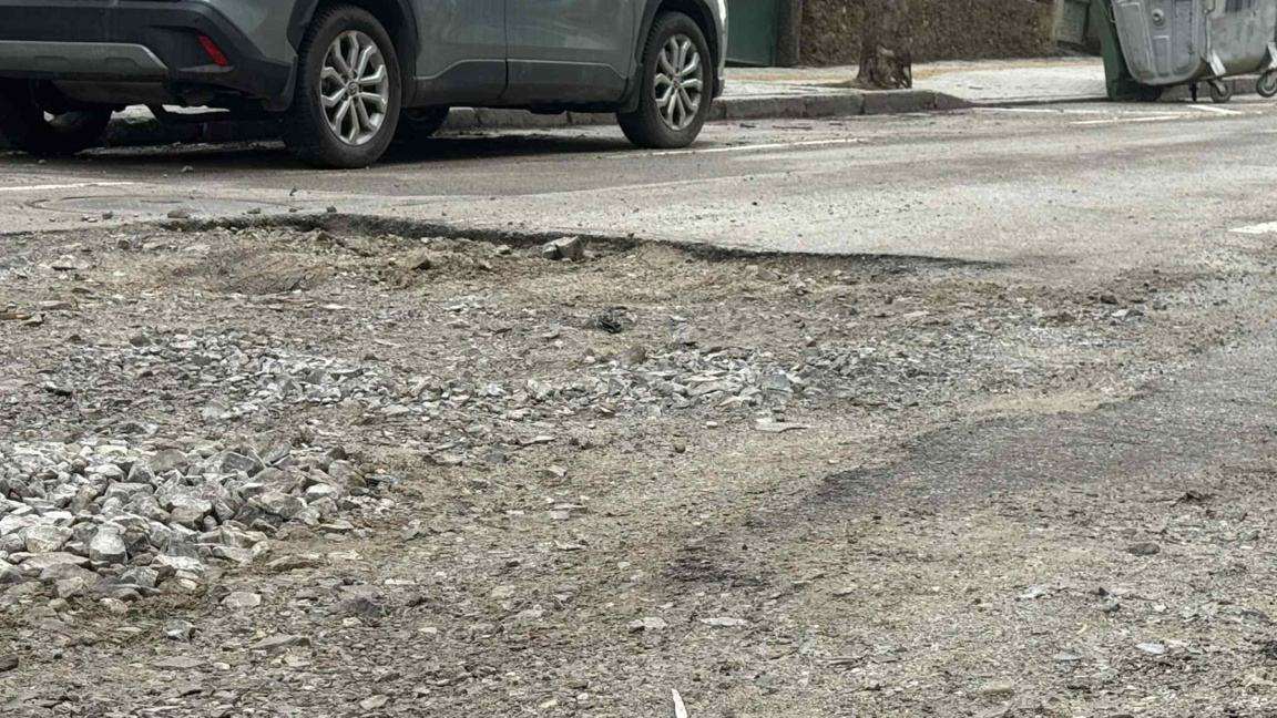 Ремонт на "Топлофикация" остави огромна дупка на улица в "Лозенец"