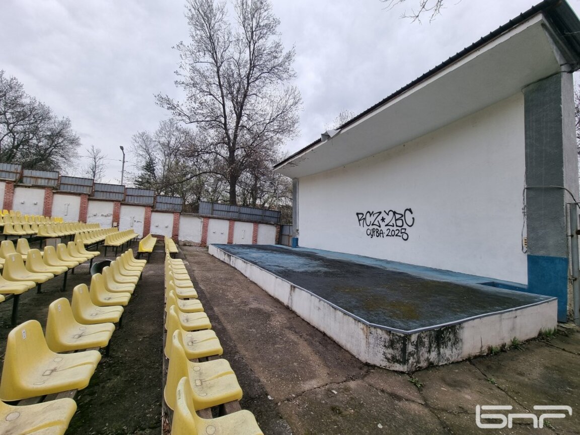 Вандали рушат лятното кино в Перник