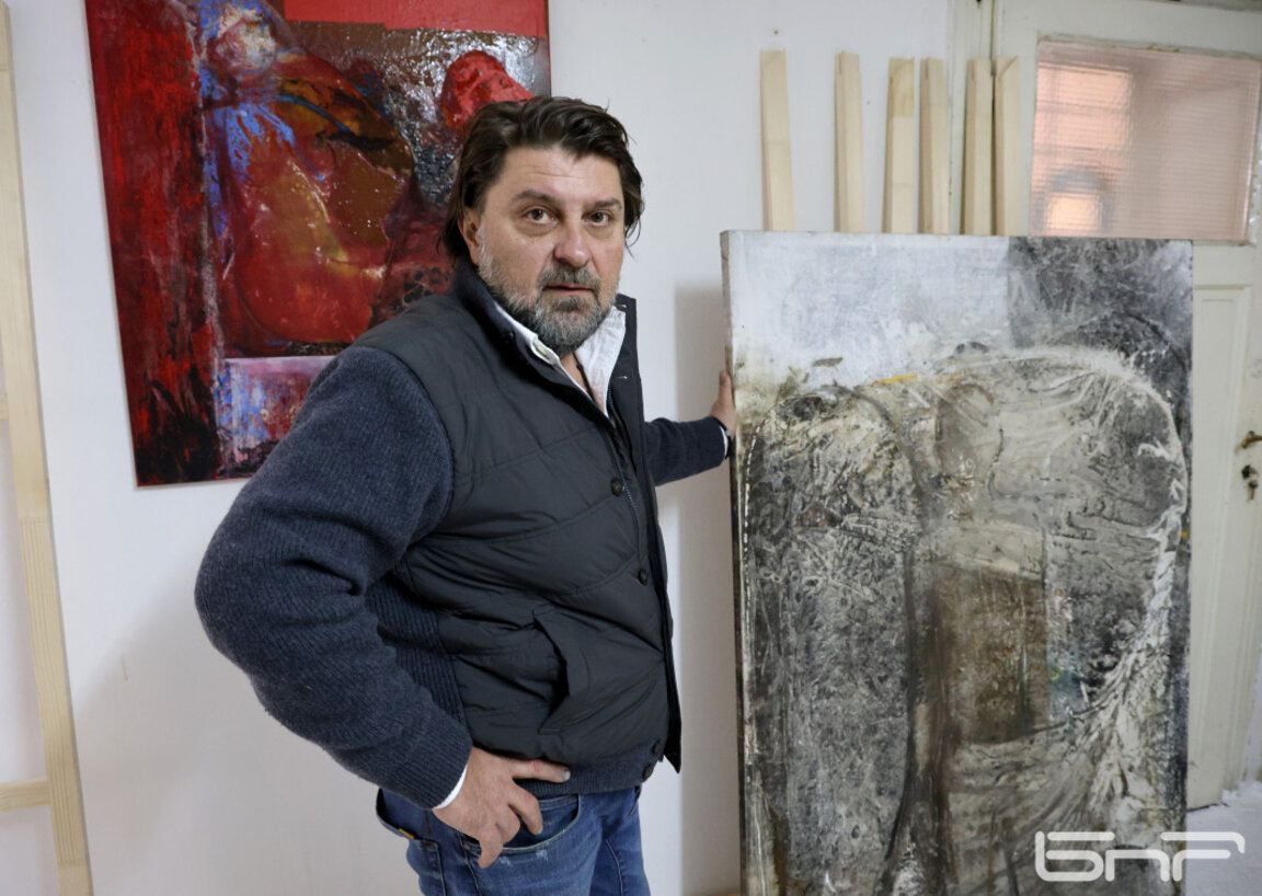 Деян Вълков в ателието си.