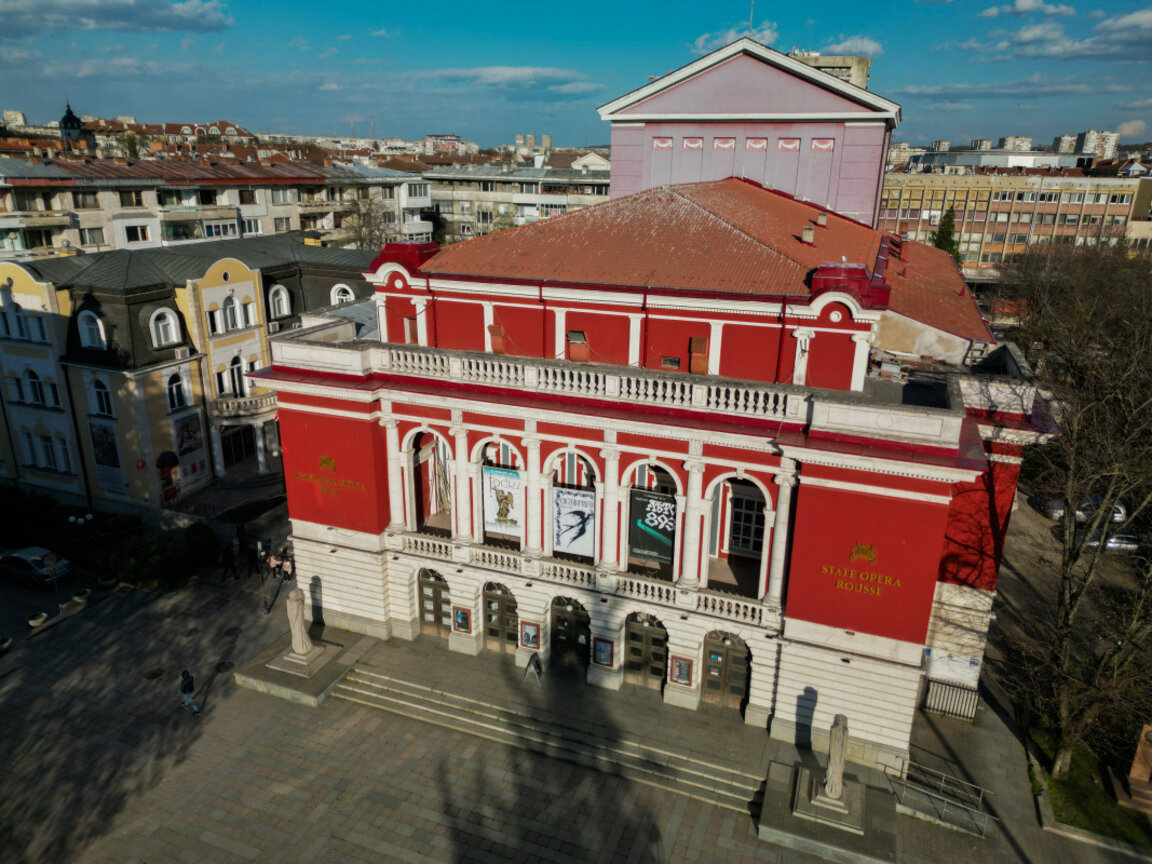 С ретро фотосесия Русенската опера отбелязва 75 години от първия си спектакъл