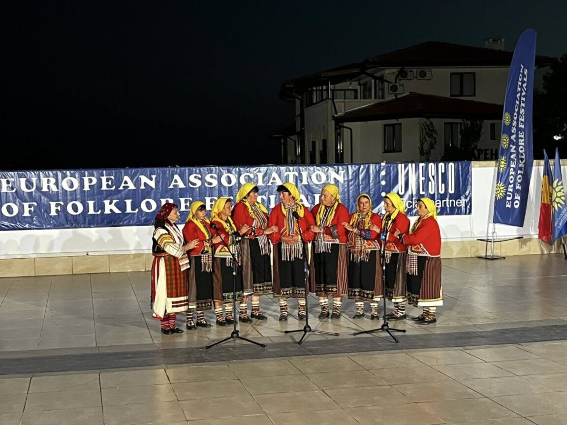 Фолклорната група от село Черничево с медали от два престижни фестивала