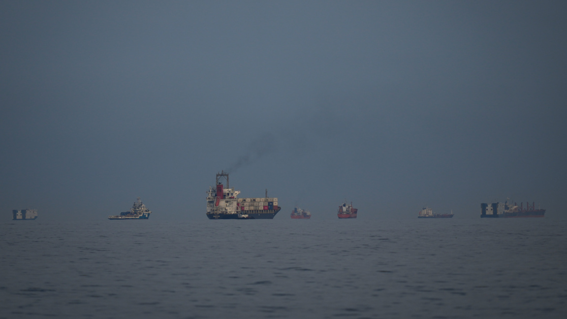 Петролни танкери и товарни кораби в Ормузкия проток, 11 март 2026 година.