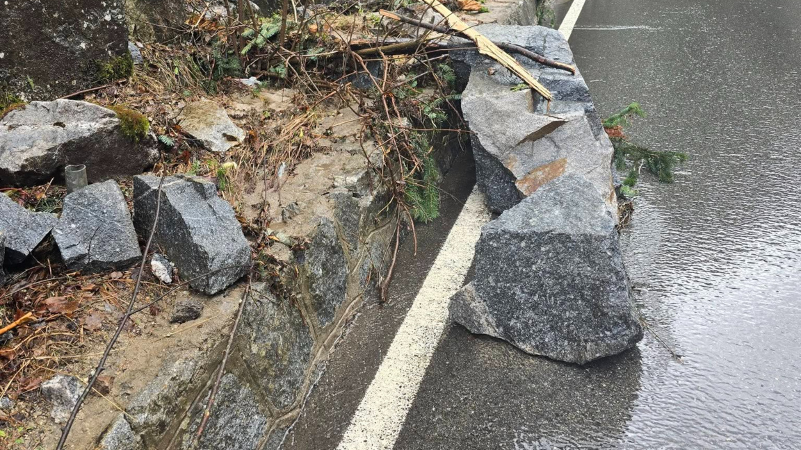 Продължава разбиването на скални маси от свлачището на пътя Велинград-Сърница