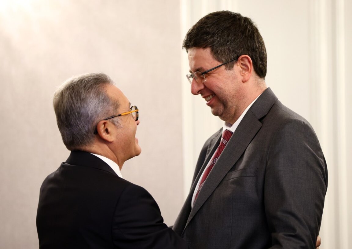 Депутатът от "ДПС-Ново начало" Йордан Цонев (вляво) и подуправителят на БНБ Петър Чобанов преди заседанието на Комисията по бюджет и финанси в НС -  18 ноември 2025 г.