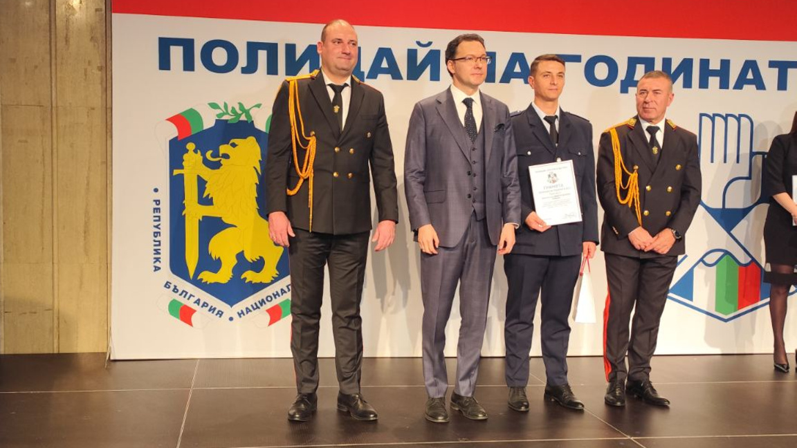 На снимката: от ляво надясно: старши комисар Димитър Кангалджиев, министър Даниел Митов, младши експерт Димитър Каменов, главен комисар Мирослав Рашков.